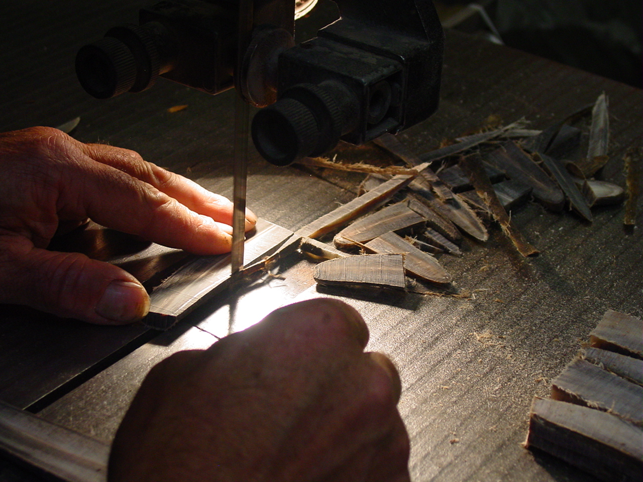 Sciage d'un manche pour la confection d'un couteau Forge de Laguiole.