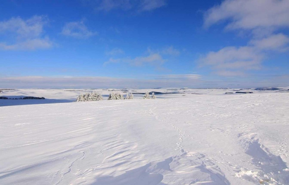 L'Aubrac en hiver, un petit air de terres extrêmes propices à l'exploration. 