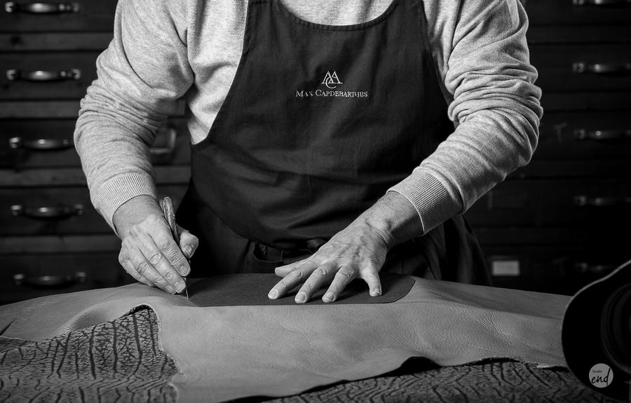 Max Capdebarthes fabrique les étuis en cuir des couteaux Forge de Laguiole